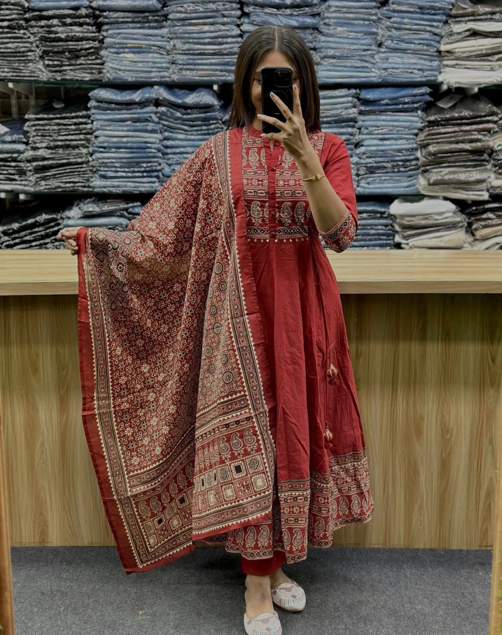 this gracefully flared Anarkali Suit Set